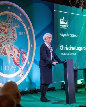 Christine Lagarde Instagram - 🇱🇹🇪🇺 I had a great time in Vilnius celebrating Lithuania’s 10-year journey with the euro! 

I was happy to meet President Gitanas Nausėda and Governor Šimkus, and to engage with bright students in an inspiring discussion.

Dėkoju visiems už šiltą priėmimą ir sveikinu Lietuvą su šia nuostabia sukaktimi!

📸 Robertas Dackus/Paulius Peleckis