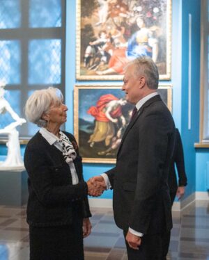 Christine Lagarde Instagram - 🇱🇹🇪🇺 I had a great time in Vilnius celebrating Lithuania’s 10-year journey with the euro! 

I was happy to meet President Gitanas Nausėda and Governor Šimkus, and to engage with bright students in an inspiring discussion.

Dėkoju visiems už šiltą priėmimą ir sveikinu Lietuvą su šia nuostabia sukaktimi!

📸 Robertas Dackus/Paulius Peleckis