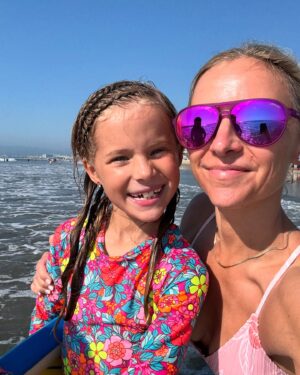 Christine Lakin Instagram - Surf, sand, snow, shred 
Best longest winter break with friends and family! 😅
2025 were ready!