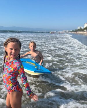 Christine Lakin Instagram - Surf, sand, snow, shred 
Best longest winter break with friends and family! 😅
2025 were ready!