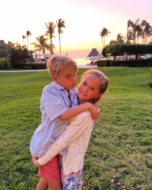 Christine Lakin Instagram - Surf, sand, snow, shred 
Best longest winter break with friends and family! 😅
2025 were ready!