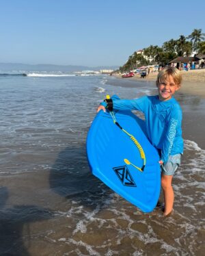 Christine Lakin Instagram - Surf, sand, snow, shred 
Best longest winter break with friends and family! 😅
2025 were ready!