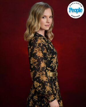 Cindy Busby Instagram - Thank you @thats4ent @presleyannphoto for these gorgeous photos 🎄🙏✨ What a wonderful memory of #christmasconnj2024 

Full @people article below ⭐️ @breannenyc 
https://people.com/christmas-con-2024-photos-lacey-chabert-chad-michael-murray-more-exclusive-8762199

👗: @walkinboutique 

#thats4entertainment #presleyannphoto #people