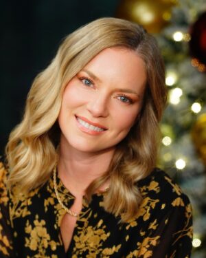 Cindy Busby Instagram - Thank you @thats4ent @presleyannphoto for these gorgeous photos 🎄🙏✨ What a wonderful memory of #christmasconnj2024 

Full @people article below ⭐️ @breannenyc 
https://people.com/christmas-con-2024-photos-lacey-chabert-chad-michael-murray-more-exclusive-8762199

👗: @walkinboutique 

#thats4entertainment #presleyannphoto #people
