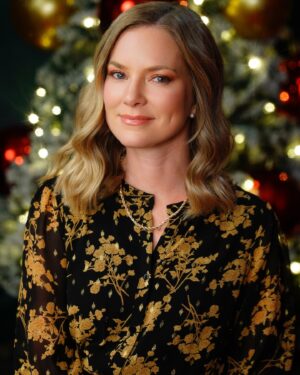 Cindy Busby Instagram - Thank you @thats4ent @presleyannphoto for these gorgeous photos 🎄🙏✨ What a wonderful memory of #christmasconnj2024 

Full @people article below ⭐️ @breannenyc 
https://people.com/christmas-con-2024-photos-lacey-chabert-chad-michael-murray-more-exclusive-8762199

👗: @walkinboutique 

#thats4entertainment #presleyannphoto #people