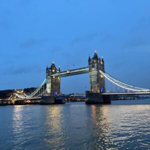 Cindy Fabre Instagram - LONDRES 
Et puis il y a nous à Londres… et il y a Londres tout simplement.
Une ville incroyable, authentique et pleine de charme, avec des Anglais prévenants et attentionnés. Pas étonnant que le monde entier se rue à Londres (voir dernière vidéo) !

Un grand merci à Audrey, une fidèle abonnée, pour ses bons plans. Nous nous sommes régalés, dans tous les sens du terme !

Nos découvertes :

🌟 Pour les décors et marchés de Noël :
	•	Regent Street
	•	Bond Street
	•	Leicester Square
	•	Covent Garden
	•	Trafalgar Square
	•	South Bank Center

🏙️ Pour les quartiers incontournables :
	•	Piccadilly Circus
	•	Westminster
	•	Mayfair

🌿 Pour une expérience culinaire authentique :
	•	Borough Market, un lieu incontournable pour les gourmands avec une incroyable diversité de stands et produits locaux.

🍽️ Pour les restaurants, tous incroyablement bons et magnifiques :
	•	🇯🇵 Japonais avec un grill central : @rokarestaurant.uk
	•	🇮🇹 Italien avec un tiramisu XXL : @gattopardorestaurant 
	•	🇺🇸 Américain avec sa fameuse salade César : Le Grill chez @harrods 
	•	🇲🇽 🇵🇪 🇯🇵 Fusion Mexicain/ Péruvien/ Japonais : @losmochislondon

🍹 Un bar super sympa :
	•	@mrfoggsgb