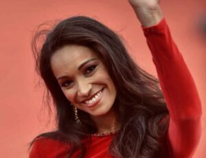 Cindy Fabre Instagram - ✨ Clap de fin. ✨

C’est avec beaucoup d’émotion que je vous annonce la fin de ma collaboration avec la Société Miss France, après trois années intenses et incroyablement enrichissantes.

J’ai mis toute mon énergie et ma passion dans cette aventure, avec la volonté sincère de contribuer à l’évolution du concours tout en préservant son identité et ses valeurs. J’aurais adoré continuer à porter cette mission qui me tient tant à cœur, mais parfois, la vie nous invite à réécrire notre chemin.

Je pars le cœur rempli de gratitude pour ces moments inoubliables, ces rencontres marquantes et votre soutien indéfectible.

Je tiens à remercier chaleureusement les équipes, les partenaires, les délégués, vous Françaises et Français et bien sûr, les Miss : celles que j’ai eu l’honneur d’accompagner, de voir grandir et se révéler, mais aussi toutes les autres, dont le soutien constant m’a profondément touchée.

Un nouveau chapitre s’ouvre, avec des projets qui me ressemblent profondément et que j’ai hâte de partager avec vous. Mais une chose est sûre : cette aventure restera à jamais gravée dans mon cœur. 🌟

Avec toute mon affection,

Cindy

Crédit photo : @_abaca_