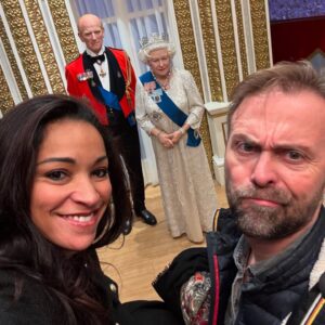 Cindy Fabre Instagram - LONDRES 
Et puis il y a nous à Londres… et il y a Londres tout simplement.
Une ville incroyable, authentique et pleine de charme, avec des Anglais prévenants et attentionnés. Pas étonnant que le monde entier se rue à Londres (voir dernière vidéo) !

Un grand merci à Audrey, une fidèle abonnée, pour ses bons plans. Nous nous sommes régalés, dans tous les sens du terme !

Nos découvertes :

🌟 Pour les décors et marchés de Noël :
	•	Regent Street
	•	Bond Street
	•	Leicester Square
	•	Covent Garden
	•	Trafalgar Square
	•	South Bank Center

🏙️ Pour les quartiers incontournables :
	•	Piccadilly Circus
	•	Westminster
	•	Mayfair

🌿 Pour une expérience culinaire authentique :
	•	Borough Market, un lieu incontournable pour les gourmands avec une incroyable diversité de stands et produits locaux.

🍽️ Pour les restaurants, tous incroyablement bons et magnifiques :
	•	🇯🇵 Japonais avec un grill central : @rokarestaurant.uk
	•	🇮🇹 Italien avec un tiramisu XXL : @gattopardorestaurant 
	•	🇺🇸 Américain avec sa fameuse salade César : Le Grill chez @harrods 
	•	🇲🇽 🇵🇪 🇯🇵 Fusion Mexicain/ Péruvien/ Japonais : @losmochislondon

🍹 Un bar super sympa :
	•	@mrfoggsgb
