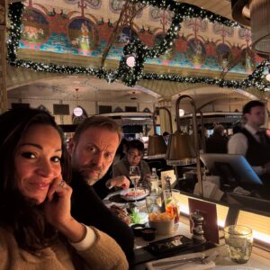 Cindy Fabre Instagram - LONDRES 
Et puis il y a nous à Londres… et il y a Londres tout simplement.
Une ville incroyable, authentique et pleine de charme, avec des Anglais prévenants et attentionnés. Pas étonnant que le monde entier se rue à Londres (voir dernière vidéo) !

Un grand merci à Audrey, une fidèle abonnée, pour ses bons plans. Nous nous sommes régalés, dans tous les sens du terme !

Nos découvertes :

🌟 Pour les décors et marchés de Noël :
	•	Regent Street
	•	Bond Street
	•	Leicester Square
	•	Covent Garden
	•	Trafalgar Square
	•	South Bank Center

🏙️ Pour les quartiers incontournables :
	•	Piccadilly Circus
	•	Westminster
	•	Mayfair

🌿 Pour une expérience culinaire authentique :
	•	Borough Market, un lieu incontournable pour les gourmands avec une incroyable diversité de stands et produits locaux.

🍽️ Pour les restaurants, tous incroyablement bons et magnifiques :
	•	🇯🇵 Japonais avec un grill central : @rokarestaurant.uk
	•	🇮🇹 Italien avec un tiramisu XXL : @gattopardorestaurant 
	•	🇺🇸 Américain avec sa fameuse salade César : Le Grill chez @harrods 
	•	🇲🇽 🇵🇪 🇯🇵 Fusion Mexicain/ Péruvien/ Japonais : @losmochislondon

🍹 Un bar super sympa :
	•	@mrfoggsgb