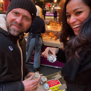 Cindy Fabre Instagram - LONDRES 
Et puis il y a nous à Londres… et il y a Londres tout simplement.
Une ville incroyable, authentique et pleine de charme, avec des Anglais prévenants et attentionnés. Pas étonnant que le monde entier se rue à Londres (voir dernière vidéo) !

Un grand merci à Audrey, une fidèle abonnée, pour ses bons plans. Nous nous sommes régalés, dans tous les sens du terme !

Nos découvertes :

🌟 Pour les décors et marchés de Noël :
	•	Regent Street
	•	Bond Street
	•	Leicester Square
	•	Covent Garden
	•	Trafalgar Square
	•	South Bank Center

🏙️ Pour les quartiers incontournables :
	•	Piccadilly Circus
	•	Westminster
	•	Mayfair

🌿 Pour une expérience culinaire authentique :
	•	Borough Market, un lieu incontournable pour les gourmands avec une incroyable diversité de stands et produits locaux.

🍽️ Pour les restaurants, tous incroyablement bons et magnifiques :
	•	🇯🇵 Japonais avec un grill central : @rokarestaurant.uk
	•	🇮🇹 Italien avec un tiramisu XXL : @gattopardorestaurant 
	•	🇺🇸 Américain avec sa fameuse salade César : Le Grill chez @harrods 
	•	🇲🇽 🇵🇪 🇯🇵 Fusion Mexicain/ Péruvien/ Japonais : @losmochislondon

🍹 Un bar super sympa :
	•	@mrfoggsgb