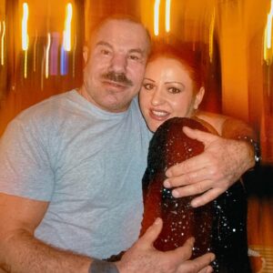 Cindy Sander Instagram - Aujourd’hui, cela fait déjà trois ans que cet immense créateur a laissé un vide dans nos vies. Pour moi, il n’était pas seulement un designer, mais un véritable mentor. Thierry Mugler a transformé ma vie, m’a fait découvrir ma créativité et m’a donné l’opportunité d’être sa muse. 

Sa vision audacieuse et son talent incomparable ont marqué le monde de la mode. Plus qu’un producteur , il était comme un père pour moi, toujours présent avec des conseils et une inspiration inestimable. 

Merci, Manfred, pour tout ce que vous avez apporté dans ma vie et dans celle de tant d’autres. Votre héritage continue de briller à travers chaque création. 💖

#thierrymugler #hommage #creativity #inspiration #mode