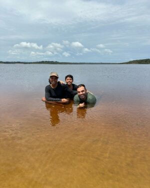Cintia Rosa Instagram - Essa viagem foi desejada por um longo tempo! Vir pro coração do Brasil era um sonho de infância. Amazônia é um grande coração verde! Estamos passando dias incríveis por aqui, dias inesquecíveis e de muita conexão com a natureza pura, intensa e viva! O bom disso tudo é que ainda temos bastante tempo pra continuar nesse mergulho na cultura Amazonense. Família reunida e feliz no @bioma_ecolodge! Um hotel de selva em frente ao Rio Negro que nos oferece conforto e passeios incríveis!! 🫶🏽 Estamos apaixonados!