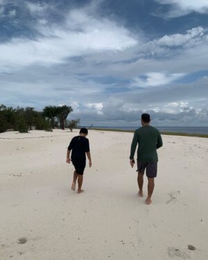 Cintia Rosa Instagram - Essa viagem foi desejada por um longo tempo! Vir pro coração do Brasil era um sonho de infância. Amazônia é um grande coração verde! Estamos passando dias incríveis por aqui, dias inesquecíveis e de muita conexão com a natureza pura, intensa e viva! O bom disso tudo é que ainda temos bastante tempo pra continuar nesse mergulho na cultura Amazonense. Família reunida e feliz no @bioma_ecolodge! Um hotel de selva em frente ao Rio Negro que nos oferece conforto e passeios incríveis!! 🫶🏽 Estamos apaixonados!