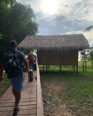 Cintia Rosa Instagram - Essa viagem foi desejada por um longo tempo! Vir pro coração do Brasil era um sonho de infância. Amazônia é um grande coração verde! Estamos passando dias incríveis por aqui, dias inesquecíveis e de muita conexão com a natureza pura, intensa e viva! O bom disso tudo é que ainda temos bastante tempo pra continuar nesse mergulho na cultura Amazonense. Família reunida e feliz no @bioma_ecolodge! Um hotel de selva em frente ao Rio Negro que nos oferece conforto e passeios incríveis!! 🫶🏽 Estamos apaixonados!