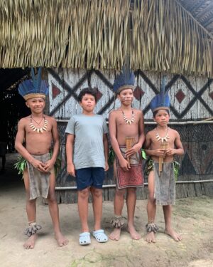 Cintia Rosa Instagram - Essa viagem foi desejada por um longo tempo! Vir pro coração do Brasil era um sonho de infância. Amazônia é um grande coração verde! Estamos passando dias incríveis por aqui, dias inesquecíveis e de muita conexão com a natureza pura, intensa e viva! O bom disso tudo é que ainda temos bastante tempo pra continuar nesse mergulho na cultura Amazonense. Família reunida e feliz no @bioma_ecolodge! Um hotel de selva em frente ao Rio Negro que nos oferece conforto e passeios incríveis!! 🫶🏽 Estamos apaixonados!