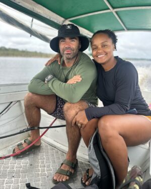 Cintia Rosa Instagram - Essa viagem foi desejada por um longo tempo! Vir pro coração do Brasil era um sonho de infância. Amazônia é um grande coração verde! Estamos passando dias incríveis por aqui, dias inesquecíveis e de muita conexão com a natureza pura, intensa e viva! O bom disso tudo é que ainda temos bastante tempo pra continuar nesse mergulho na cultura Amazonense. Família reunida e feliz no @bioma_ecolodge! Um hotel de selva em frente ao Rio Negro que nos oferece conforto e passeios incríveis!! 🫶🏽 Estamos apaixonados!