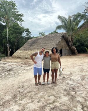 Cintia Rosa Instagram - Essa viagem foi desejada por um longo tempo! Vir pro coração do Brasil era um sonho de infância. Amazônia é um grande coração verde! Estamos passando dias incríveis por aqui, dias inesquecíveis e de muita conexão com a natureza pura, intensa e viva! O bom disso tudo é que ainda temos bastante tempo pra continuar nesse mergulho na cultura Amazonense. Família reunida e feliz no @bioma_ecolodge! Um hotel de selva em frente ao Rio Negro que nos oferece conforto e passeios incríveis!! 🫶🏽 Estamos apaixonados!