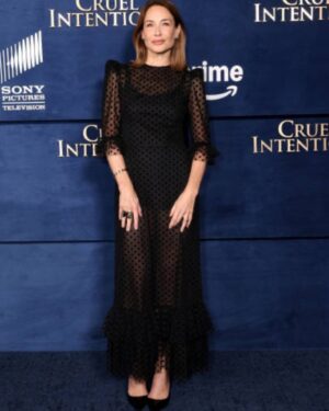 Claire Forlani Instagram - @cruelintentions AIRING TODAY @amazonprime @amazonmgmstudios onscreen daughter @sarahcatherine.hook❤️& writer/ show-runner @phoebfish💖 
Jewelry @dianekordasjewellery 💎  shoes @tamaramellon 👠  makeup @nicolewalmsley 💄