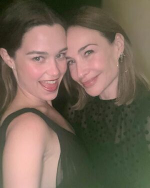 Claire Forlani Instagram - @cruelintentions AIRING TODAY @amazonprime @amazonmgmstudios onscreen daughter @sarahcatherine.hook❤️& writer/ show-runner @phoebfish💖 
Jewelry @dianekordasjewellery 💎  shoes @tamaramellon 👠  makeup @nicolewalmsley 💄