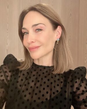 Claire Forlani Instagram - #cruelintentions @amazonprime @amazonmgmstudios  Getting ready to head to premier Thank you @dianekordasjewellery earrings & rings 💖 @tamaramellon Heels 🥰 @nicolewalmsley makeup 💖 Airing 21st of November