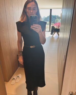 Claire Forlani Instagram - #cruelintentions #pressjunket #hotelroom .#oldschoolcool because I forgot to takes pic after glamsquad 😂 #preglamsquad  #raw #makeupless  #theoutfits #Thankyou 🙏🏼 @dianekordasjewellery #cuff @tamaramellon #boots&shoes 🖤🖤🖤