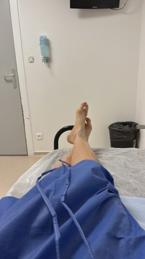 Claire Tomek Instagram - Aujourd’hui c’est encore une fois apres 5j  d’attente à espérer, mon transfert prévu à 13:45 que le tel a sonné a 9h et que je me suis sentie dévastée par la nouvelle. 
Encore une ponction qui ne donnera aucun embryon a transférer. 

Je suis maman d’un enfant de 3 ans, et je suis au milieu d’un nouveau parcours pour essayer d’agrandir ma famille. 
Je souhaite partager mon expérience sur ce deuxième parcours, le jour même d’un deuxième échec de FIV après deux ponctions, 18 ovocytes prélevés en tout, 9 injectés, 6 embryons et aucun transfert. 
Je souhaite partager mon expérience parce qu’en cherchant du réconfort et des témoignages sur un deuxième enfant par Pma j’en ai quasi pas trouvé. 
Ça peut paraitre paradoxal quand on s’était dit la première fois «  on sera déjà super heureux d’en avoir un ». Ou que je disais » je veux pas de deuxième enfant pour revivre ça »  Et finalement on replonge dedans ..

Cette torture permanente entre y croire, pour se donner toutes les chances ou alors ne surtout pas y croire, se raccrocher à des pensées rationnelles,  se préparer à l’échec, et rendre la descente aux enfers plus supportable parce qu’on s’est conditionnée et qu’on s’y est préparée. 

Cette torture qui devrait etre derrière nous puisque la PMA nous a déjà offert un premier enfant. 

Mais ça reste le même parcours. 
Un parcours qui ne laisse pas le corps indemne. Pourtant .. on les connaît parfaitement ces douleurs partout dans le corps, les piqûres, les bleus qu’on essaye de cacher sur un ventre gonflé comme celui d’une femme enceinte, les ovaires durs comme du béton, les cheveux qui tombent, la fatigue extrême et permanente, le stress des anesthésies générales. 

Alors bien sûr la deuxième fois on est plus endurcie, plus forte, plus résistante, mais on sait bien au plus profond de nous-même que personne ne sait combien de temps ça va durer, et surtout quelle sera l’issue. 

( suite en commentaire )