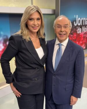 Clara de Sousa Instagram - Um novo ciclo se abre a partir de hoje na vida de Luis Marques Mendes que na 5a feira formaliza a candidatura a Belém. Chega assim ao fim o espaço de comentário mais visto da televisão portuguesa. Foram 12 anos,  9 deles comigo, antes com a Maria João Ruela e o Pedro Mourinho. A vida faz-se de desafios e tantas vezes de mudança. O caminho é longo e os portugueses decidirão em Janeiro do próximo ano. Por mim, foi um prazer recebê-lo na SIC todos os domingos neste espaço de referência. Até sempre LMM.