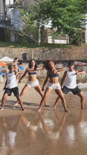 Claudia Leitte Instagram - O vídeo mais pedido por aqui… 😏
É VERÃO e tá TUDO EM OFF 😎
