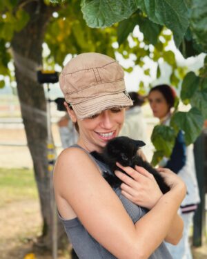 Claudia Riera Instagram - Las esperas en rodaje son mejores así! 🐈‍⬛🐴
Tooodos los bebitos de la camada adoptados 🤍🧸
(Ojalá por mí 🥹, pero esta vida mía no me lo permite!)

📸: @daviiidcarrillo