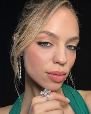 Claudia Sulewski Instagram - GRAMMY’S✨✨

wearing @viviennewestwood   @bvlgari 
styling: @jaredellner 
glam: @carlyy.fisher 
hair: @bykileyfitz 
color: @colorbymattrez