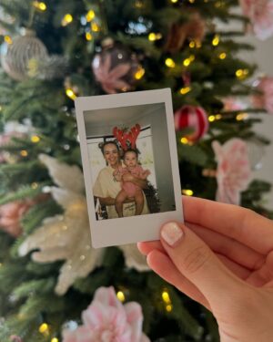 Cleo Massey Instagram - Hey Siri, pause my life and continue a little slower. 🧡🎄☀️👶🏼
