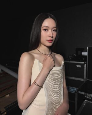 Cloud Wan Instagram - 琴晚嘅心情興奮到今日，去到而家先至可以平靜落嚟🥹🥹🥹
大家好！我係 歌手 雲浩影！❤️‍🔥
我真係好中意唱歌！！！！
多謝 @cr881903 多謝你哋令我成為最幸運嘅女孩子！

多謝寰亞音樂所有同事！
@tonychu @sansanlamb @johnbng @vikichan @janicepun @mandygoo Wallace 
00後小分隊 @hymannndy @jihei__ @wesleythebee @teffia 
Highlighter @mavissssss @_ming_chai_ @egg620 @amychiwing @gapsamhk 

好感恩好幸運！入行第三年就可以攞到女歌手奬😭😭 三年前我企係台上懵盛盛，去到今年，我知道呢個奬嘅重量，攞到呢個奬係一件好難得嘅事，係包含住全部人嘅努力

有我嘅經理人 @sansanlamb @janicepun @mandygoo ，我嘅梳化服團隊 @wingwong_wingwong @ki.neks_ho @chkitmatthew ，多謝你哋逐步逐步教我點樣成為一個好人，好歌手，做歌手唔只係一個夢想，係責任亦都係愛，

我自知唔係一個好叻嘅人，可能各方面都未係最好，所以只能夠努力努力再努力，我同大家一樣，默默努力，雖然平凡，但都想成為照亮大家嘅光✨

然後我想多謝 @sotoc @gordon4x @chanwinghim 做呢首歌嘅時候，經歷咗好多magical moment，呢首歌對我嘅人生太重要，太重要，多謝蘇道哲，出道開始冇停過支持我，撐我，教我，要叫聲大佬！

多謝回憶半分鐘導演 @heiwardmak 我地嘅緣份好早開始，謝謝你和我交心，回憶半分鐘有一半的感動在mv裡，大阪這一趟美好，不會忘記。

最後要多謝喜歡我嘅你地，我會繼續努力，唱更多好歌！
（呢個post我想盡力覆晒所有人！)

@tiffanyandco
@toni_maticevski
@louboutinworld

📷: @ki.neks_ho @wingwong_wingwong @pandaaaaajeannie