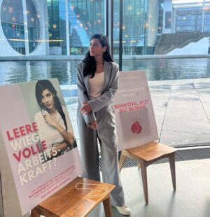Collien Ulmen-Fernandes Instagram - Wir haben es geschafft! 🥳 
Das ist ein Meilenstein für die Frauenwelt!

Unsere Kampagne „Leere Wiege = Volle Arbeitskraft?“ konnte tatsächlich eine Gesetzesänderung bewirken, die Ende letzter Woche im Bundestag verabschiedet worden ist.

Künftig bekommen Frauen auch nach Totgeburten Mutterschutz und müssen nicht wie bisher, am Tag nach einer Fehlgeburt wieder arbeiten gehen, trotz der physischen und psychischen Strapazen einer „stillen Geburt“, trotz postpartaler Schmerzen.

Statistisch gesehen erleiden jede Minute 44 Frauen eine Fehlgeburt! 

Sie haben eine starke hormonelle Umstellung, Milcheinschuss, nach der Geburt noch wochenlang Wochenfluss, ihre Gebärmutter muss sich zurückbilden. Sie haben unter Wehen ein Kind zur Welt gebracht. 
Frauen, die eine Fehlgeburt erlebten, mussten bisher noch bis in den sechsten Monat hinein am nächsten Tag zur Arbeit gehen, als sei nichts gewesen.

Eine Mutter aus Bayern @natascha_sagorski hat es selbst erlebt und beschlossen „Das muss sich ändern!“ Als sie mich fragte, ob ich sie auf ihrem Weg unterstützen möchte, war ich sofort dabei und ich bin sooooo unendlich glücklich darüber, dass dieser Weg nun tatsächlich zum Ziel führte und dieses wichtige Gesetz nun tatsächlich kommen wird! ✊🏽

(Das Foto stammt von unserem Termin im Bundestag im Oktober.)