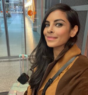 Collien Ulmen-Fernandes Instagram - Im ZDF Hauptstadtstudio.
Letzte Livesendung in diesem Jahr. 
Als Gästin im ZDF Mittagsmagazin.
Im Talk über den ZDF-Traumfisch und meinen neuesten ZDF-Doku-Zweiteiler ( beides @zdfmediathek ) 
in dem wir uns in die Welt der #Deepfakes begeben. 
Wir versuchen Ersteller und Plattformbetreiber ausfindig zu machen, beleuchten die Gesetzeslage und sprechen mit ExpertInnen und Opfern. 
#DEEPFAKES 
Die hyperrealistischen Kreationen künstlicher Intelligenz werden zunehmend zu einer Gefahr für unsere Gesellschaft. 
Sie werden genutzt, um politische Gegner in Misskredit zu bringen, Desinformationen zu verbreiten oder Frauen mit sogenannten #Deepnudes also gefälschten Nacktbildern bloßzustellen. 

Doch wie können Opfer sich zur Wehr setzen?

#DieSpur zum Thema #DeepfakePornos und #DasTraumschiff Hudson Valley und Curacao - jetzt schon vor Ausstrahlung @zdfmediathek