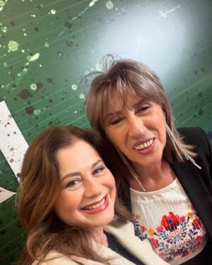 Corina Dănilă Instagram - Ieri a fost o zi pe care vreau să mi-o notez în calendar ..pardon, în Instagram! 🤣

M-am întâlnit peste zi cu niște oameni taaare faini, cu care punem la cale proiecte frumoase (nu zic mai multe, până când nu se întâmplă 😉) și care mi-au oferit buchetul acesta splendid (știu ei că am o slăbiciune pentru orhidee 😍). Mulțumesc!!!

Seara a fost premiera de gală a filmului “Țăndări” @tandari_filmul în regia lui Naumovici și produs de @laurageorgescubaron , o comedie savuroasă “de echipă!” 👏👏😍, unde m-am văzut cu oameni dragi, cu colegi pe care nu i-am întâlnit de ceva vreme. Las aici câteva poze spre aducere aminte.

#lovelyday #lovelypeople #ozifaină #fyp #foryou #foryoupage