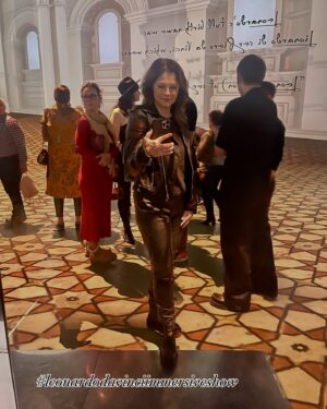 Corina Dănilă Instagram - Un nou show imersiv s-a deschis publicului larg, la @mina.museum : #leonardodavinciimmersive 😍

@madalinaefectiv @sorinatopceanu @mina.creative.studios @georgepopaxenofon 

#immersiveshow #leonardodavinci #fyp #foryoupage #foryou