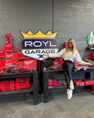 Courtney Hansen Instagram - NEW SEASON of Ride Of Your Life premiers this Tuesday, Feb 11th at 8 PM EST!!! The 2 cars seen in our Oct sneak peek will air as NEW episodes at 8 PM & 9 PM, followed by another brand NEW EPISODE at 10 PM!!! @motortrendtv ❤️💥 Thank you for watching!! So excited to share this season with you!!