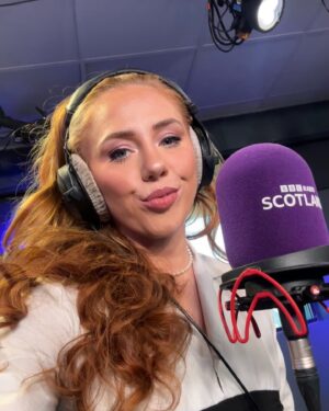 Courtney Stewart Instagram - Thanks for the best first day back at home @bbcscotland and @wearestv 🏴󠁧󠁢󠁳󠁣󠁴󠁿💖

January 6th, @wwe debuts on @netflix and it’s gonna be wild 🤩