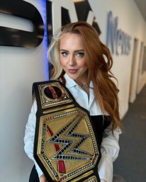 Courtney Stewart Instagram - Thanks for the best first day back at home @bbcscotland and @wearestv 🏴󠁧󠁢󠁳󠁣󠁴󠁿💖

January 6th, @wwe debuts on @netflix and it’s gonna be wild 🤩