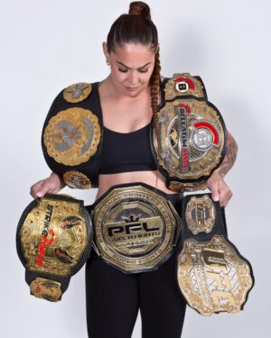 Cristiane Justino Instagram - Now that I’ve got all the belts in MMA maybe it’s time I start adding some from Boxing…fight news coming this week.
🇧🇷🇧🇷🇧🇷🇧🇷🇧🇷🇧🇷🇧🇷
Agora que tenho todos os cinturões no MMA, talvez seja hora de começar a adicionar alguns do Boxe... novidades sobre lutas chegando esta semana.