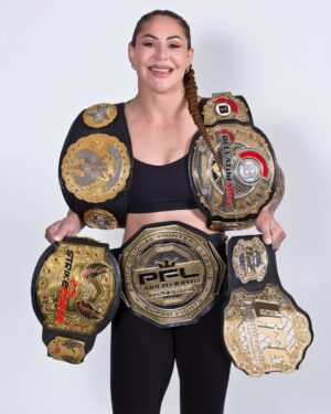 Cristiane Justino Instagram - Now that I’ve got all the belts in MMA maybe it’s time I start adding some from Boxing…fight news coming this week.
🇧🇷🇧🇷🇧🇷🇧🇷🇧🇷🇧🇷🇧🇷
Agora que tenho todos os cinturões no MMA, talvez seja hora de começar a adicionar alguns do Boxe... novidades sobre lutas chegando esta semana.