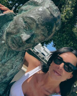 Cristina Saavedra Instagram - Con la señora Gabriela Mistral. 💜

—«En la tierra seremos reinas,
y de verídico reinar,
y siendo grandes nuestros reinos,
llegaremos todas al mar». Gabriela Mistral 

Chile. Navidad ‘24