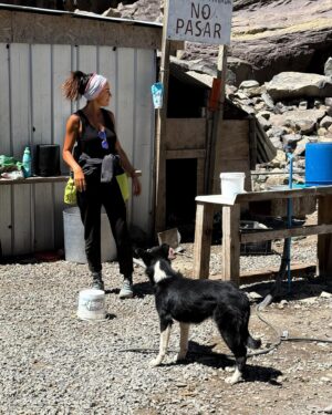 Cristina Saavedra Instagram - Gracias, Chile, por ser refugio en Navidad. Tus Andes con su viento, el sol, el silencio, el sonido, el frío, montañas y volcanes, el calor, cumbres,  fronteras diluidas, el abrazo, la calma, el agotamiento, el amor…🫶🏾
