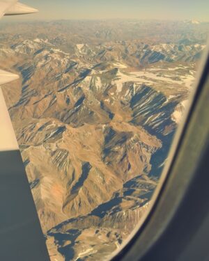 Cristina Saavedra Instagram - Gracias, Chile, por ser refugio en Navidad. Tus Andes con su viento, el sol, el silencio, el sonido, el frío, montañas y volcanes, el calor, cumbres,  fronteras diluidas, el abrazo, la calma, el agotamiento, el amor…🫶🏾