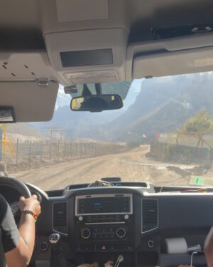 Cristina Saavedra Instagram - Gracias, Chile, por ser refugio en Navidad. Tus Andes con su viento, el sol, el silencio, el sonido, el frío, montañas y volcanes, el calor, cumbres,  fronteras diluidas, el abrazo, la calma, el agotamiento, el amor…🫶🏾