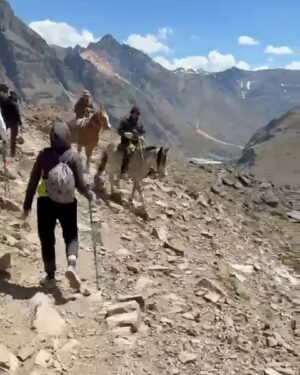 Cristina Saavedra Instagram - Gracias, Chile, por ser refugio en Navidad. Tus Andes con su viento, el sol, el silencio, el sonido, el frío, montañas y volcanes, el calor, cumbres,  fronteras diluidas, el abrazo, la calma, el agotamiento, el amor…🫶🏾