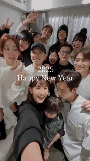 Crystal Yen Instagram - 到底誰一直打我🤨！
𝗛𝗮𝗽𝗽𝘆 𝗡𝗲𝘄 𝗬𝗲𝗮𝗿 𝟮𝟬𝟮𝟱✨(✌🏻️'꒳'✌🏻️)
新の一年大家一起就是開心啦～