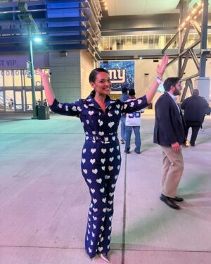 Cynthia Addai-Robinson Instagram - NY Fashion Drop Pt 2, styled by @mirandaalmond 💃🏽

@theringsofpower cast in #timessquare #empirestatebuilding & #metlifestadium 

All 👗’s : @lisoulondon 
All 👠’s: @jimmychoo 
💄: @edwardcruz 
💇🏽‍♀️: @patrickkyle__