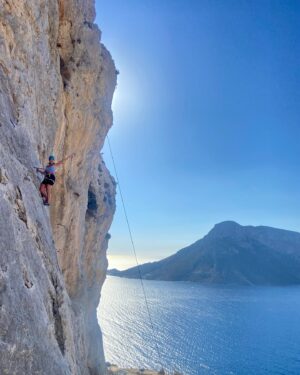 Daila Ojeda Instagram - The other day I was talking with @karin.i.z and @harmerama about the empty feeling that we get when a week of climbing with such lovely people ends and that’s what’s happening to me once again, I miss you all already!!Thanks so much for such a special week. I hope our paths cross again! ❤️ And thanks to @shemovesmountains for making this possible 🙏🏽

@shemovesmountains #Kalymnos
@blackdiamond 
@scarpa_world