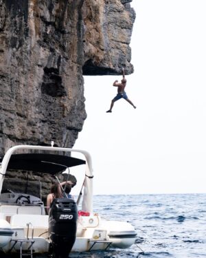 Daila Ojeda Instagram - The trip to #Mallorca with @shemovesmountains arrived to the end and today I have an emotional hangover. This week was very special to me ✨

I loved everything, get to know the island a bit more, climbing, the sea… I would say I still need time for the #dws 😅 …but I especially loved sharing this trip with a group of such inspiring women. Thanks for everything girls and have a good trip back home. I hope to see you soon! ❤️ 

@cristina.pogacean and @karin.i.z It’s always a pleasure to work with you. I learned a lot on every trip with you guys! Thanks also to my friends from @rockandwatermallorca for taking us on the boat to do some really cool #dws! It was a lot of fun. I would definitely go back with you guys!

El viaje a #Mallorca con @shemovesmountains llegó a su fin y hoy tengo resaca emocional. Que semana tan especial ✨

Me encantò todo, conocer un poquito mejor la isla, la escalada, el mar… para el psicobloc necesito todavía tiempo diría yo 😅 …pero sobretodo me encanto compartir esta experiencia con un grupo de mujeres tan inspiradoras. Gracias por todo chicas! Buen viaje de regreso a casa y espero volver a verlas pronto! ❤️ 

@cristina.pogacean y @karin.i.z un placer como siempre trabajar con ustedes. Aprendo mucho en cada viaje!
Gracias tambien a mis amigos de @rockandwatermallorca por llevarnos con la barca a hacer unos #psicobloc tan chulos! Fue super divertido. Con ustedes me animo a repetir seguro!

📸 by @james_lucas It was nice to see you! 

@shemovesmountains @blackdiamond @scarpa_world 
@scarpaspain